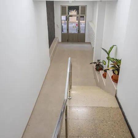 Апартаменты Comfy Renovated Studio 2 Min Walk To Beach