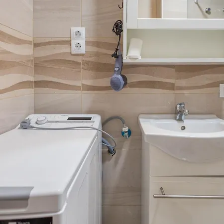Apartment Comfy Renovated Studio 2 Min Walk To Beach *